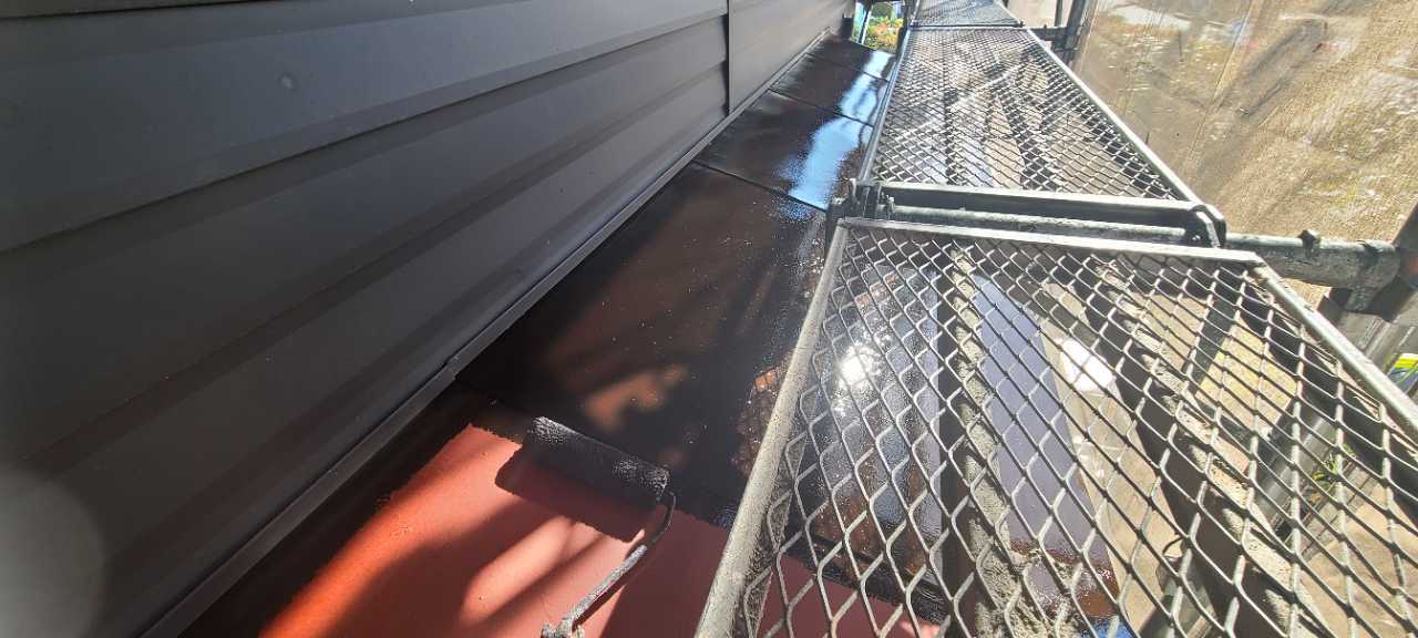 仕上げ塗装1回目です。