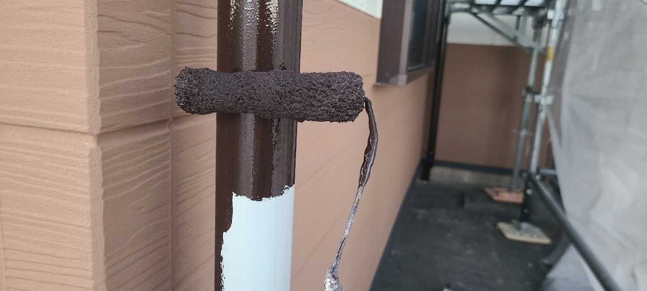 仕上げ塗装1回目です。