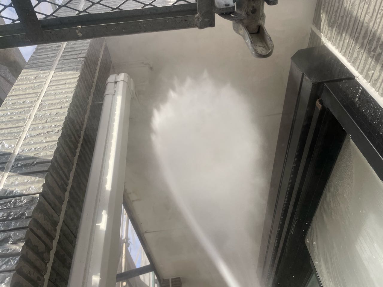 高圧洗浄します。