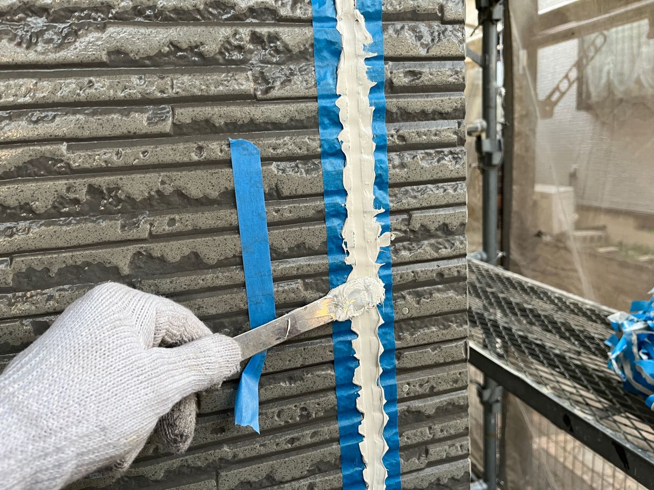 へらで押さえ込みます。