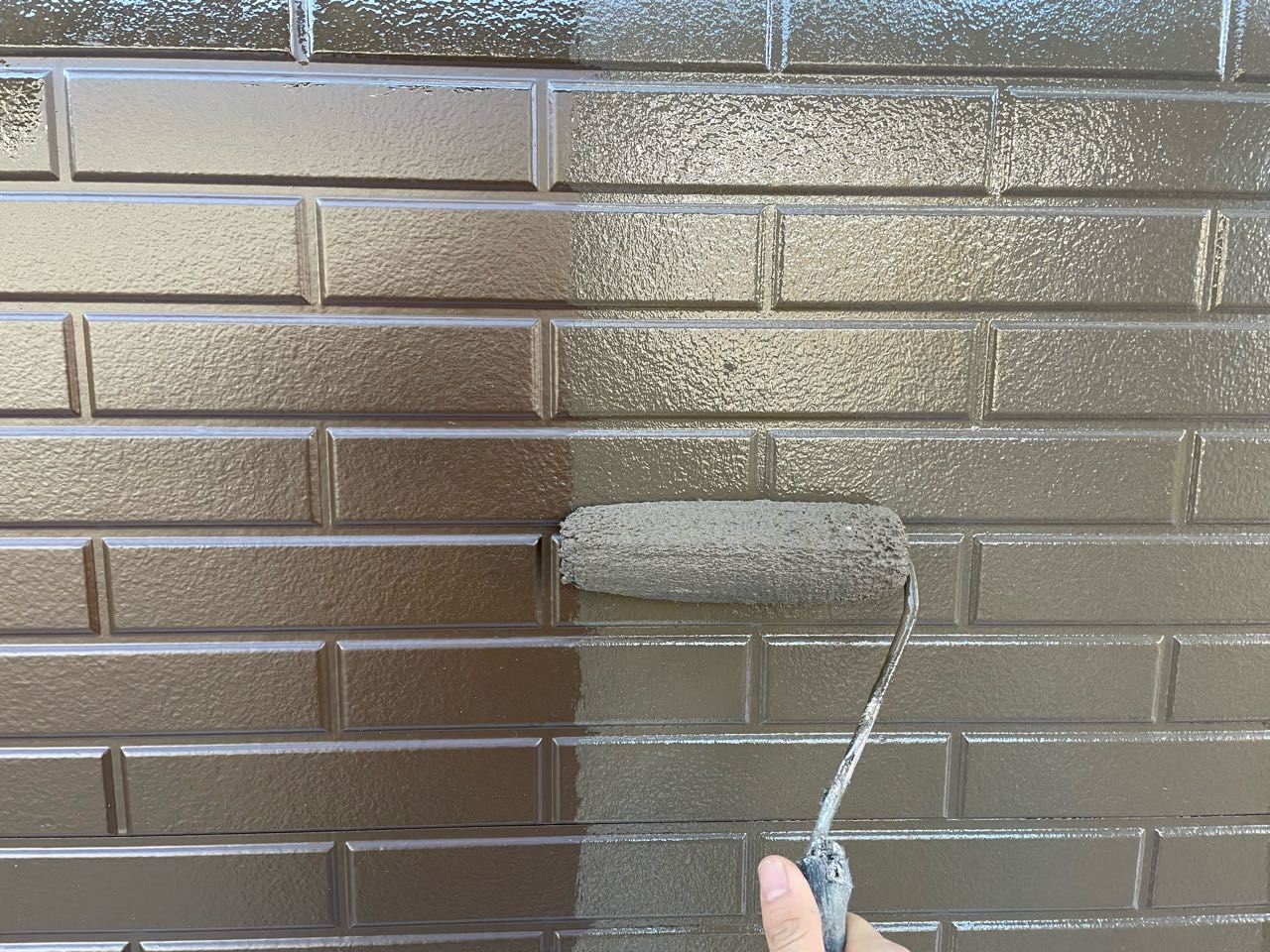 仕上げ塗装1回目です。