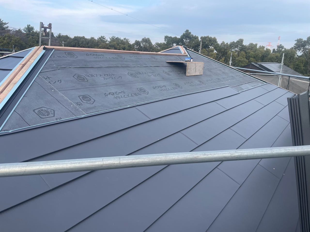 屋根材取り付けです。