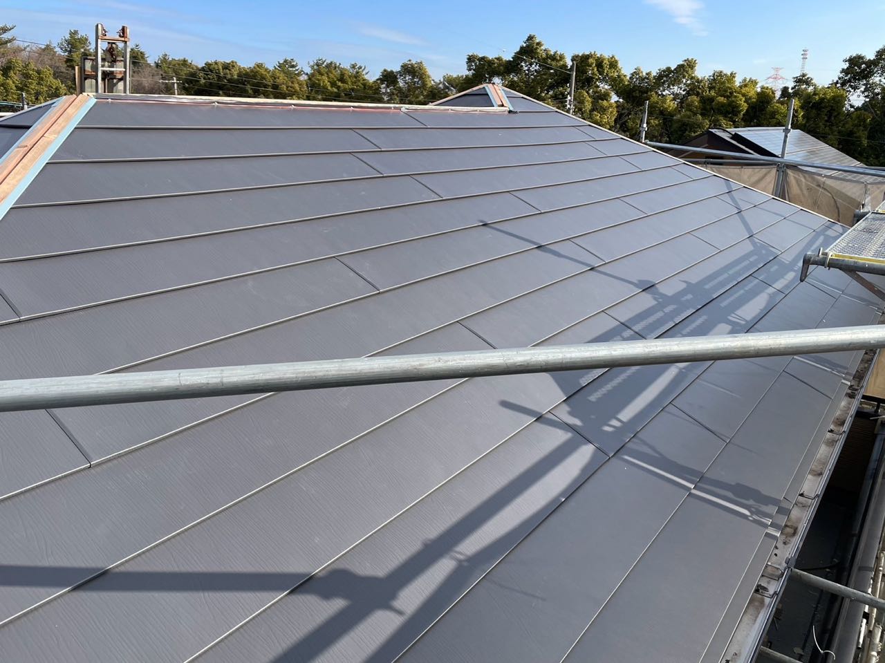 屋根材取り付けです。