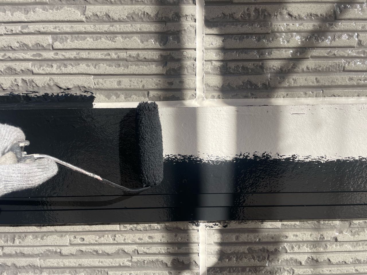 仕上げ塗装1回目です。