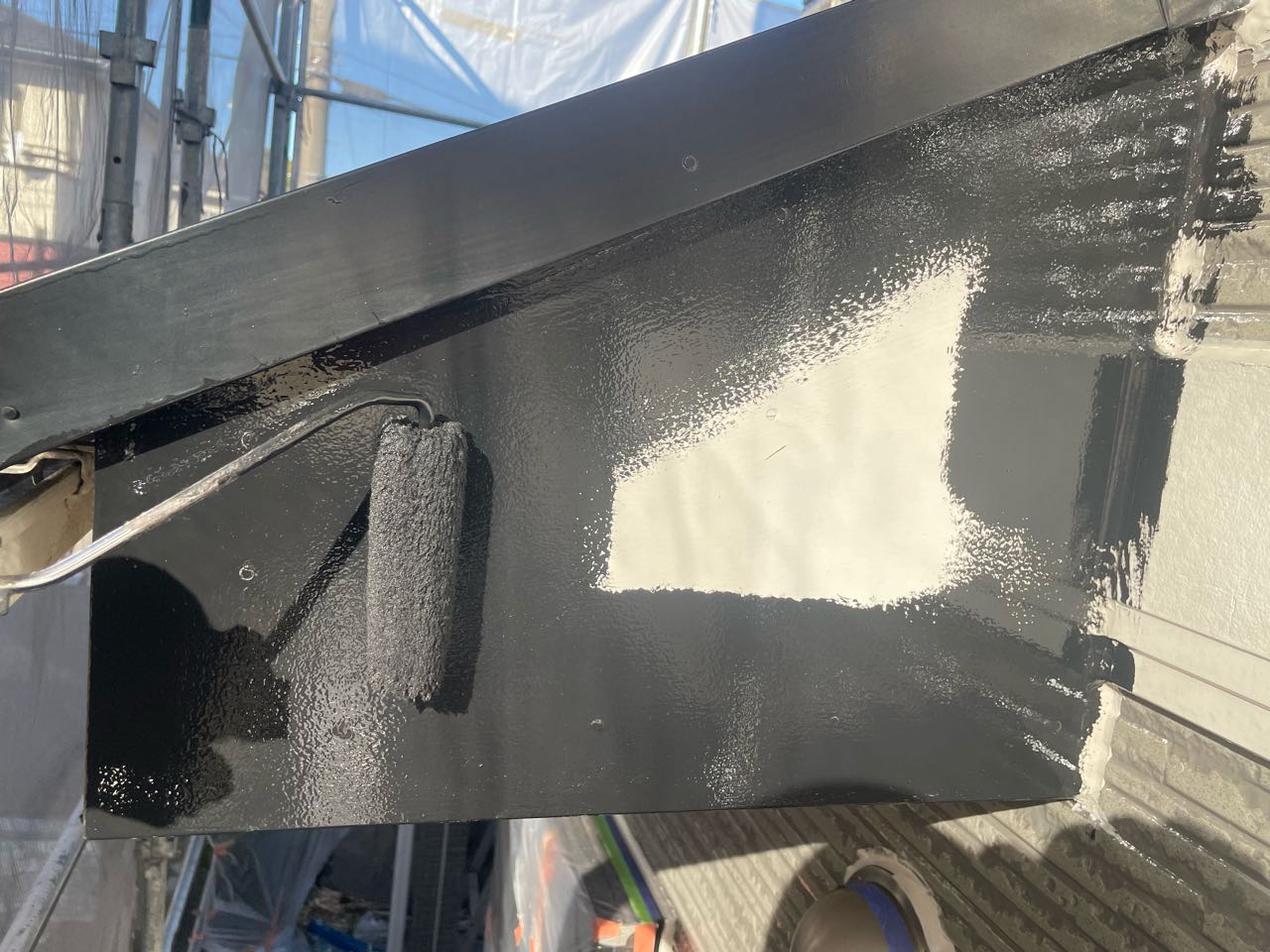 仕上げ塗装1回目です。