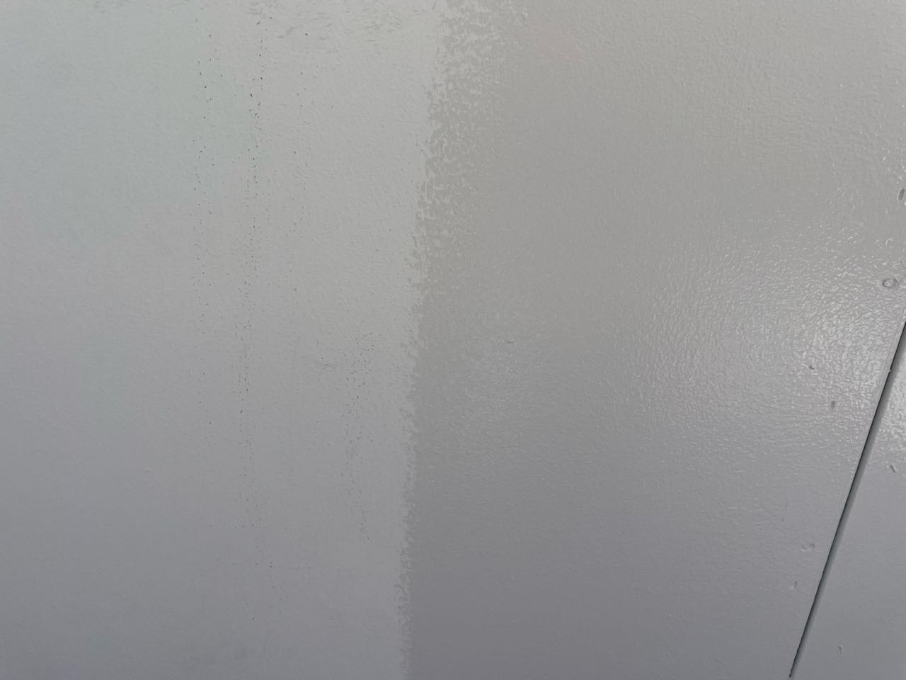 仕上げ塗装1回目です。