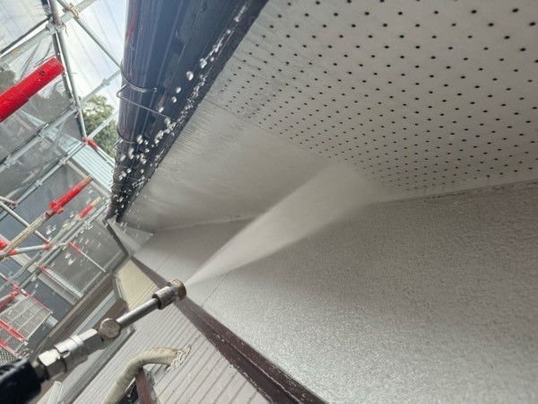 高圧洗浄します。