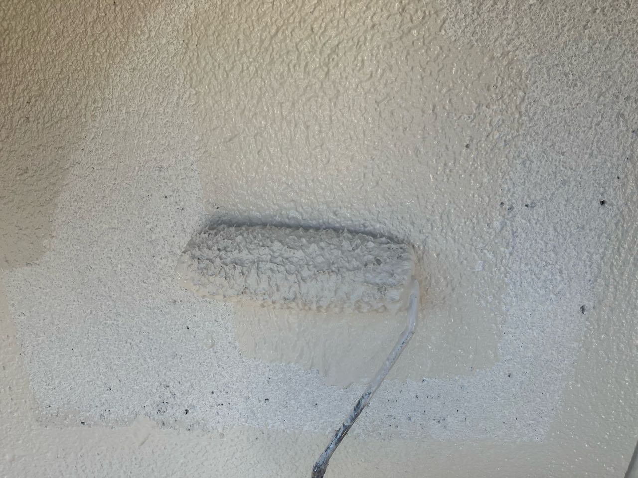 仕上げ塗装1回目です。