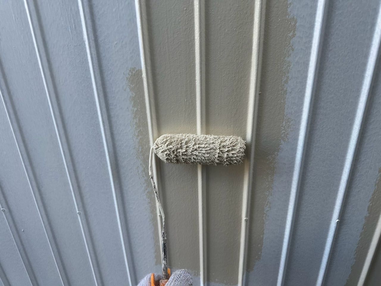 仕上げ塗装1回目です。