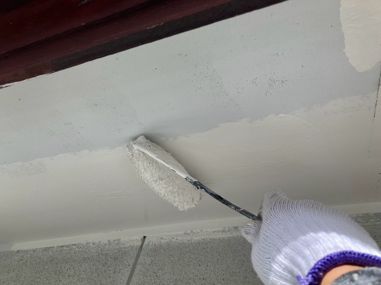 仕上げ塗装1回目です。