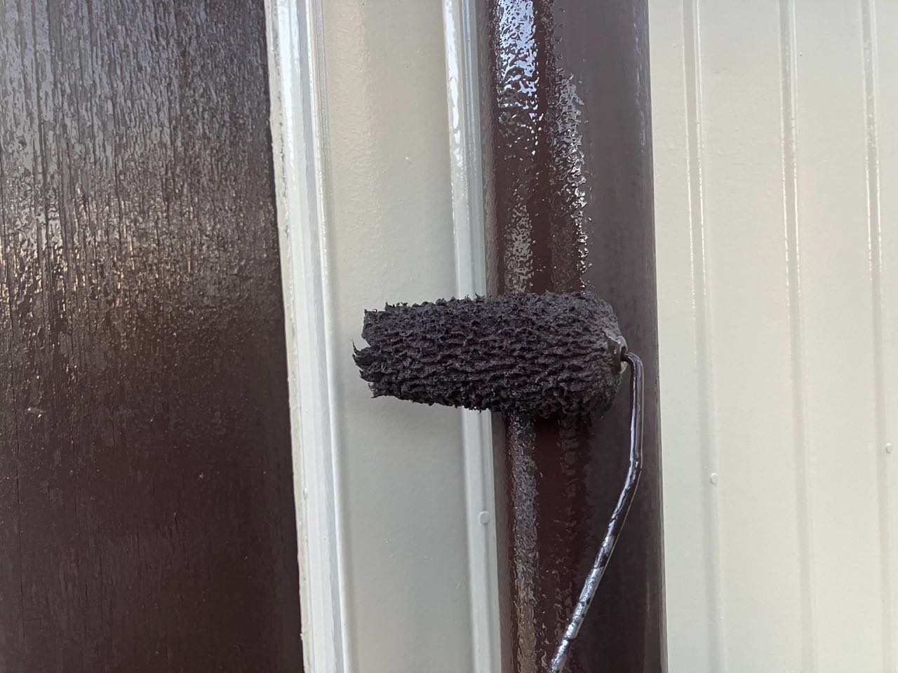 仕上げ塗装1回目です。