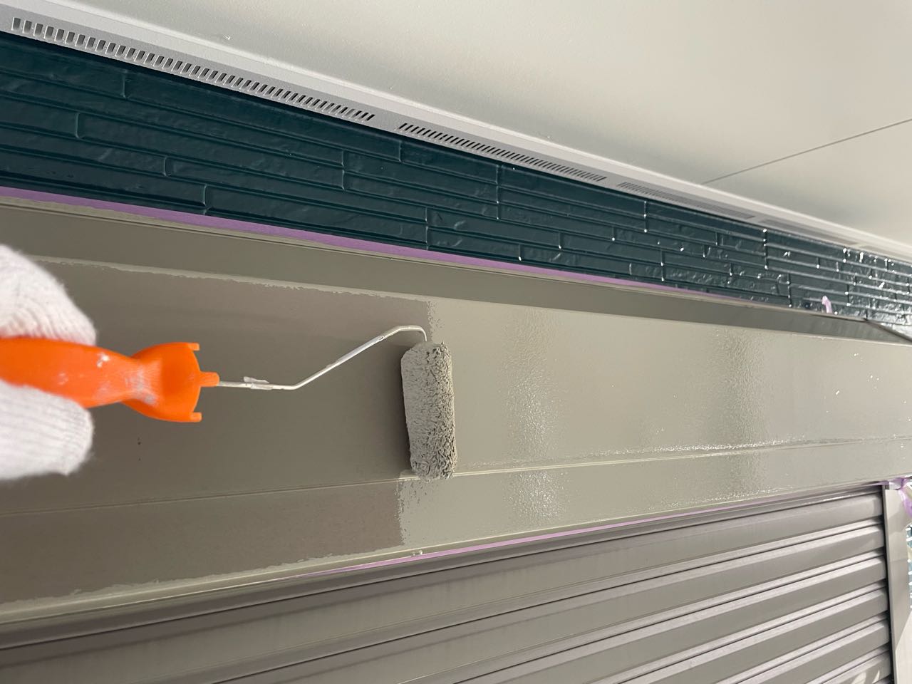 仕上げ塗装1回目です。