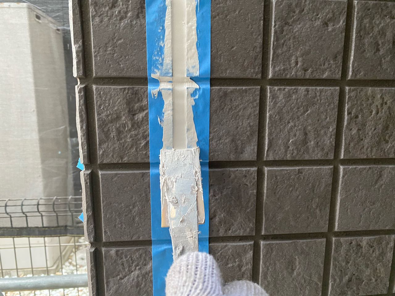 へらで押さえ込みます。