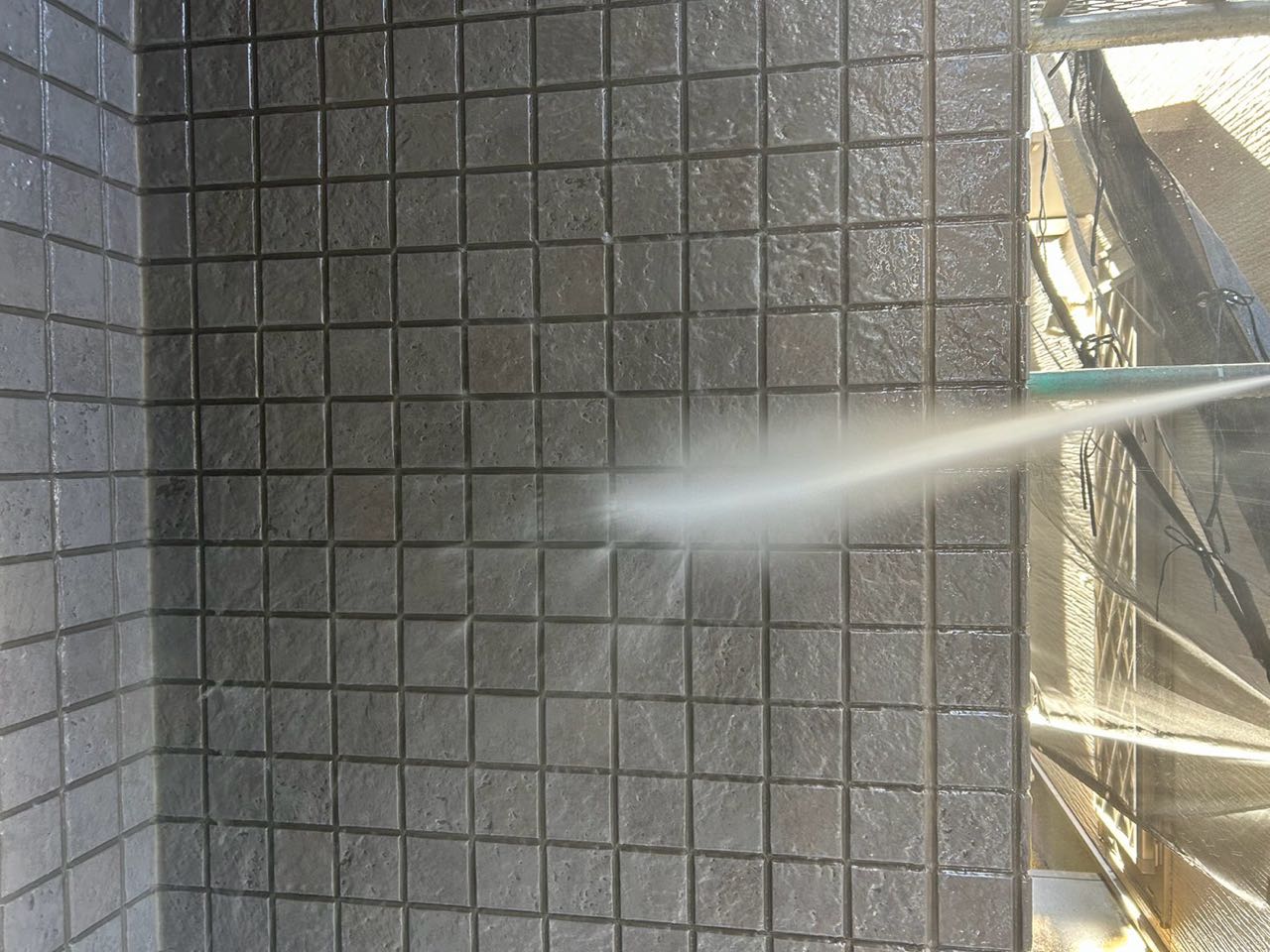 高圧洗浄します。