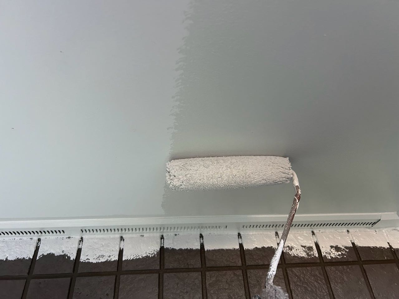 仕上げ塗装1回目です。