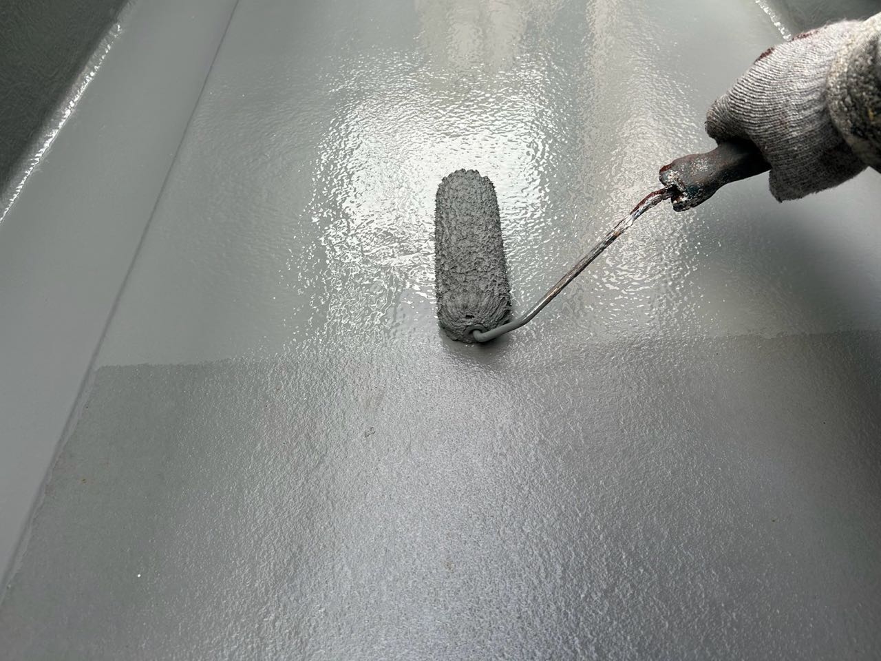 ウレタン防水塗布1回目。