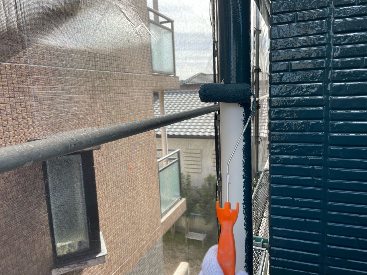 仕上げ塗装1回目です。