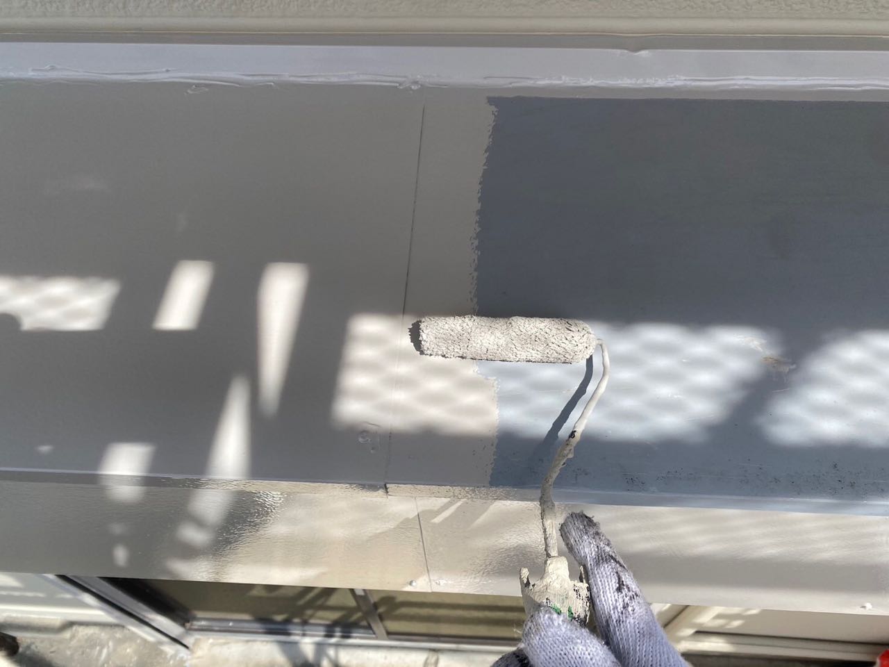 仕上げ塗装1回目です。