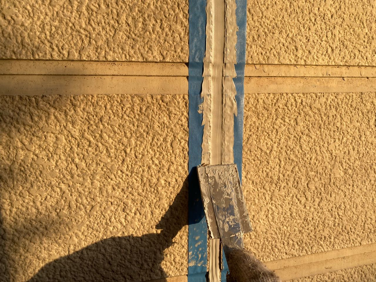 へらで押さえ込みます。