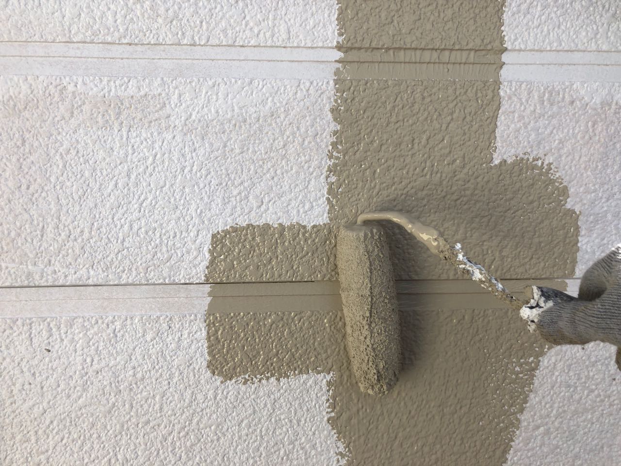 仕上げ塗装1回目です。