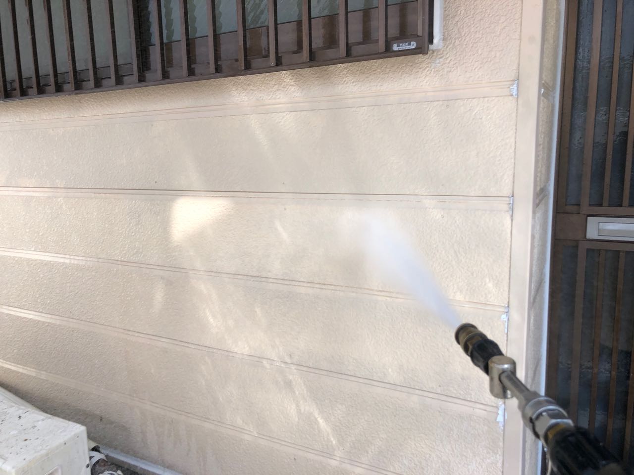 高圧洗浄します。