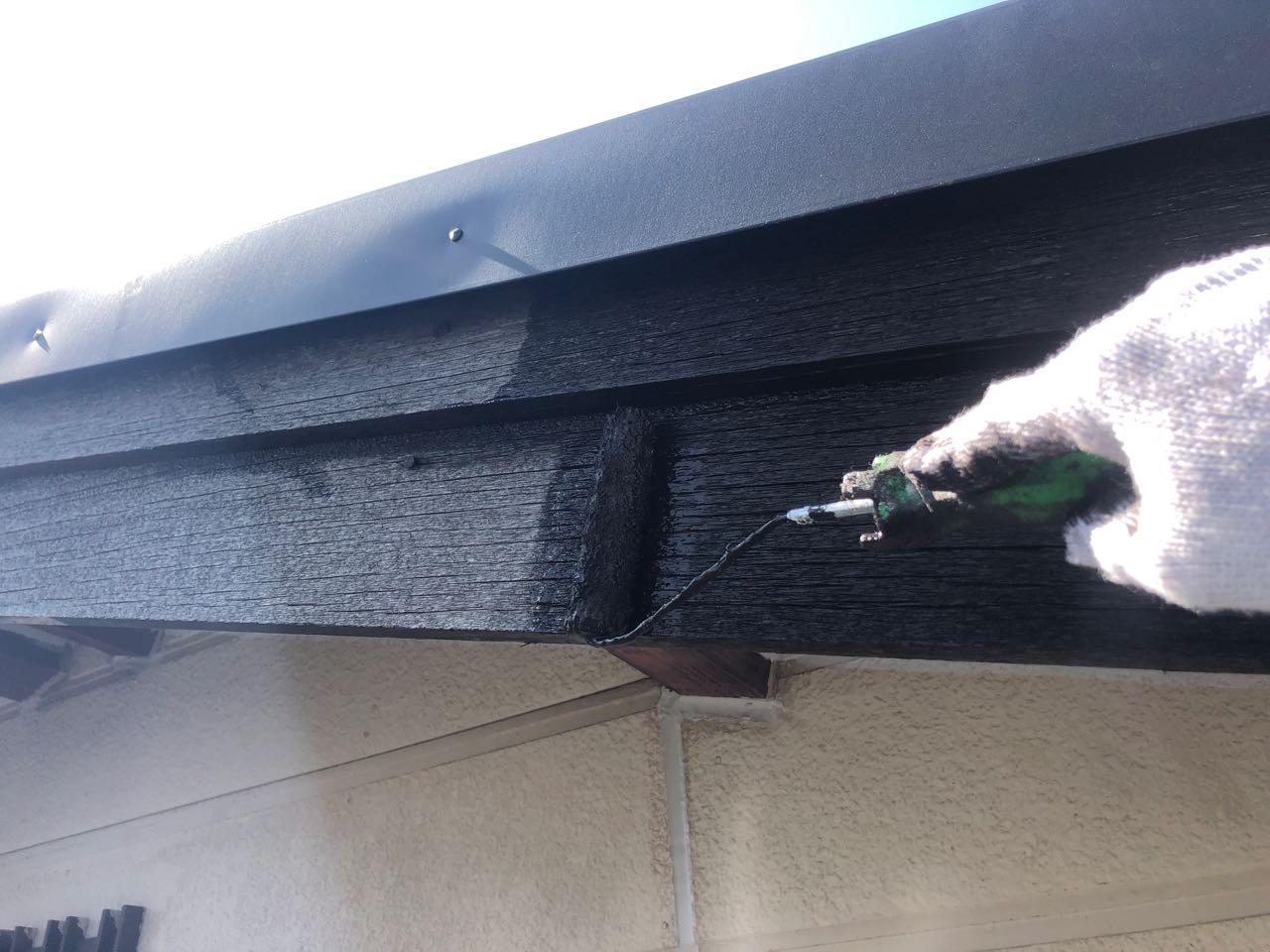 仕上げ塗装1回目です。