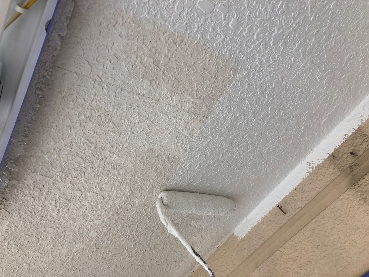 仕上げ塗装1回目です。