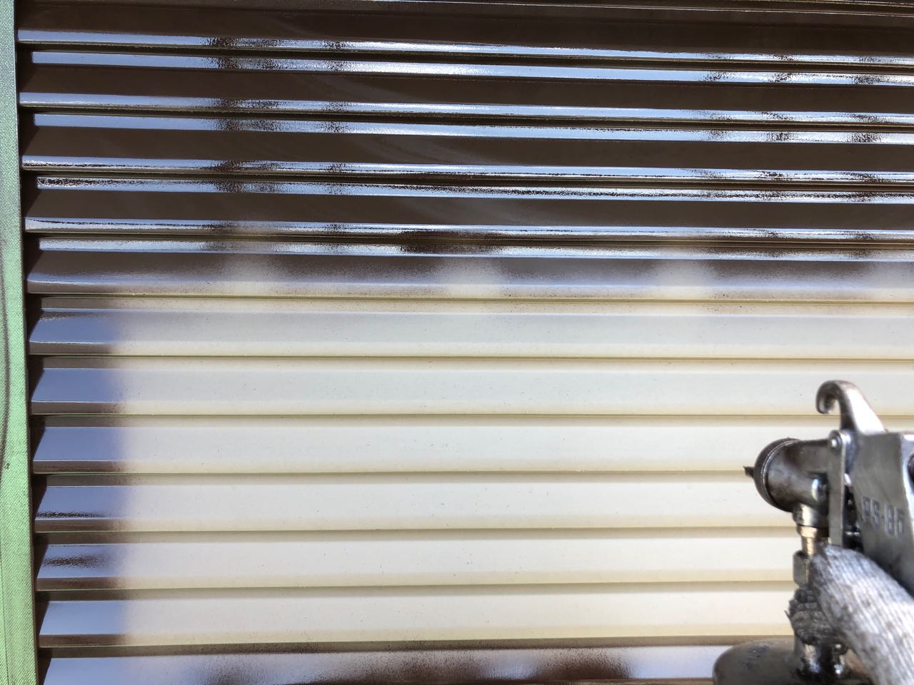 仕上げ塗装1回目です。