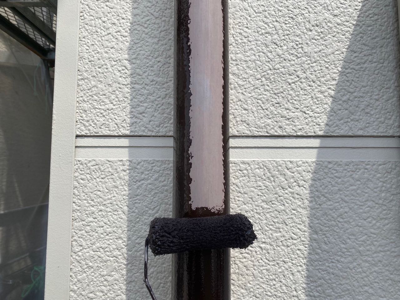 仕上げ塗装1回目です。