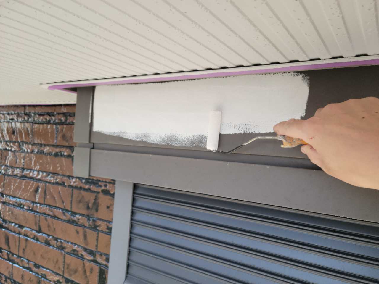 仕上げ塗装1回目です。