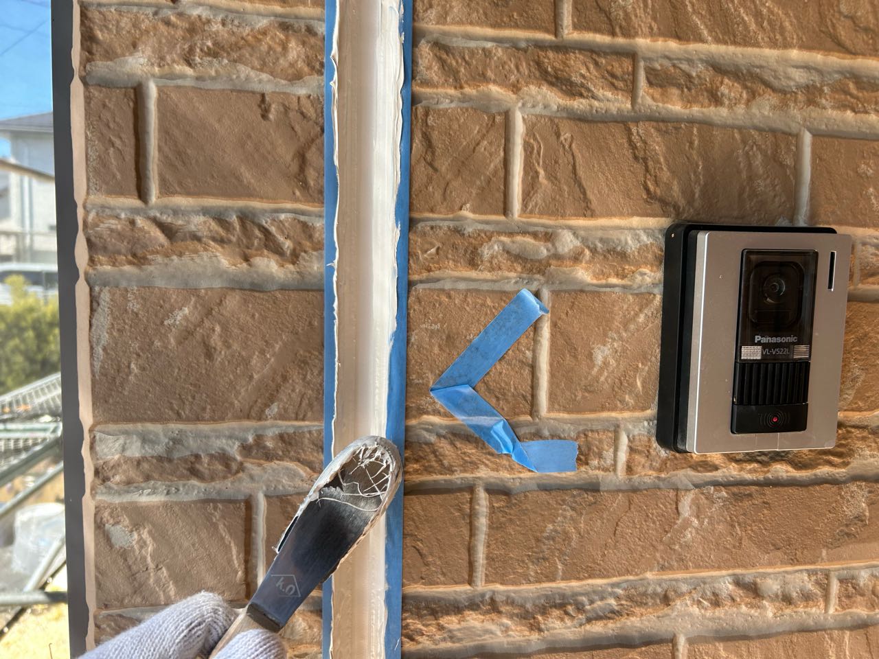 へらで押さえ込みます。