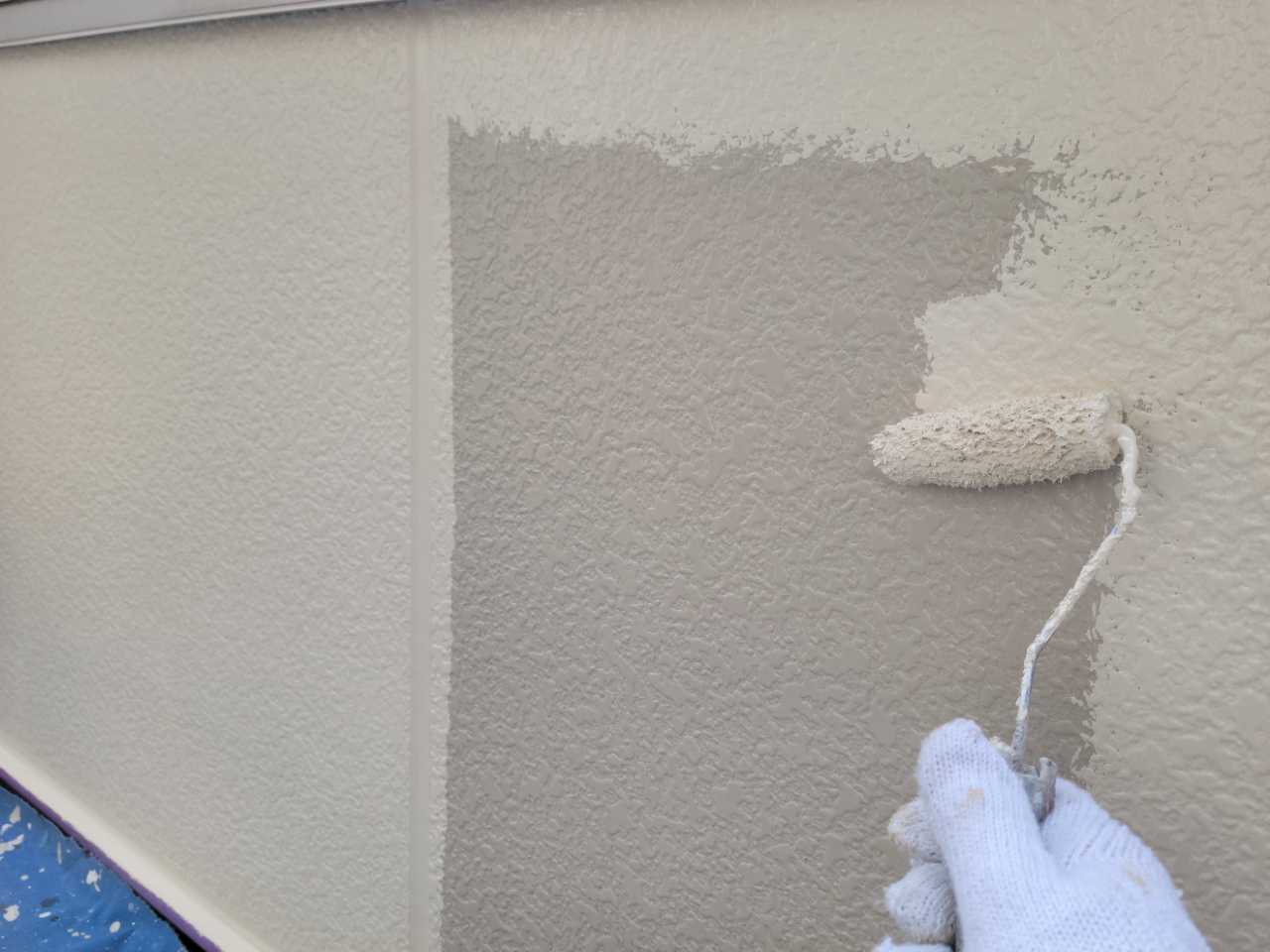 仕上げ塗装1回目です。