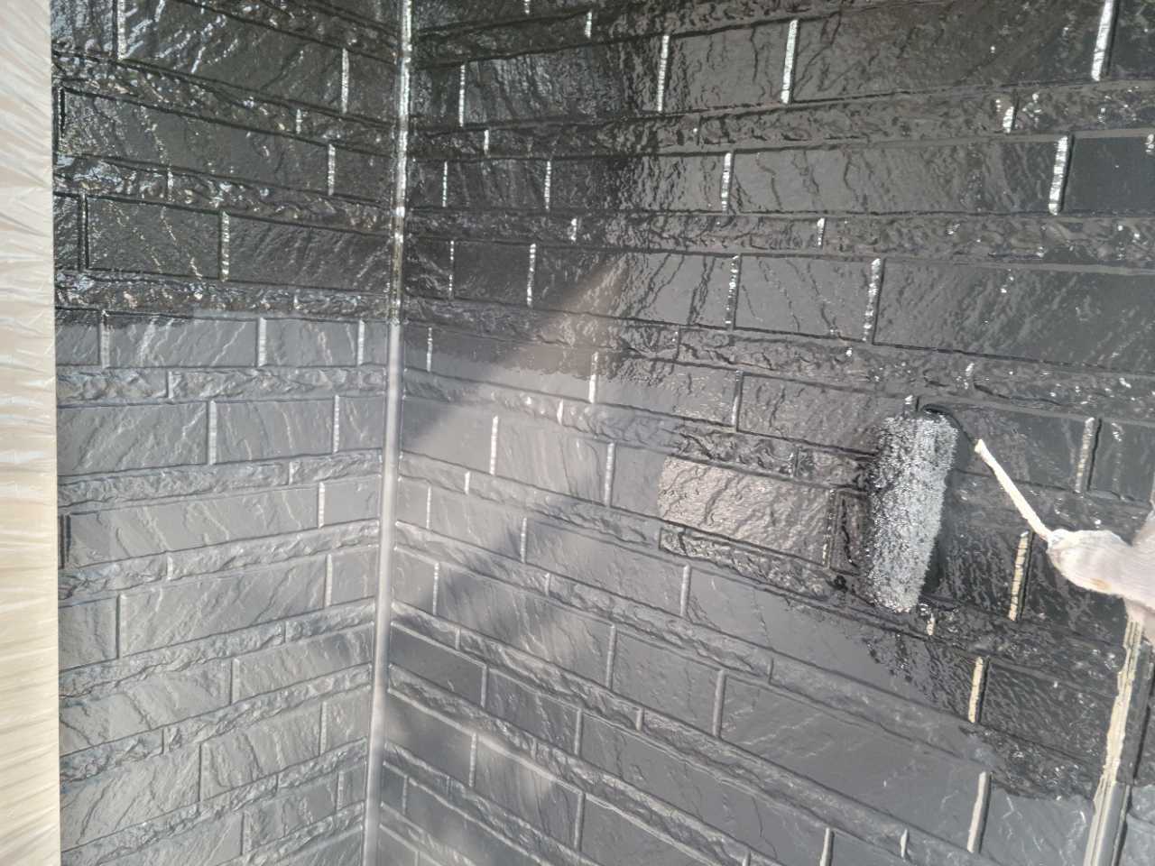 仕上げ塗装1回目です。