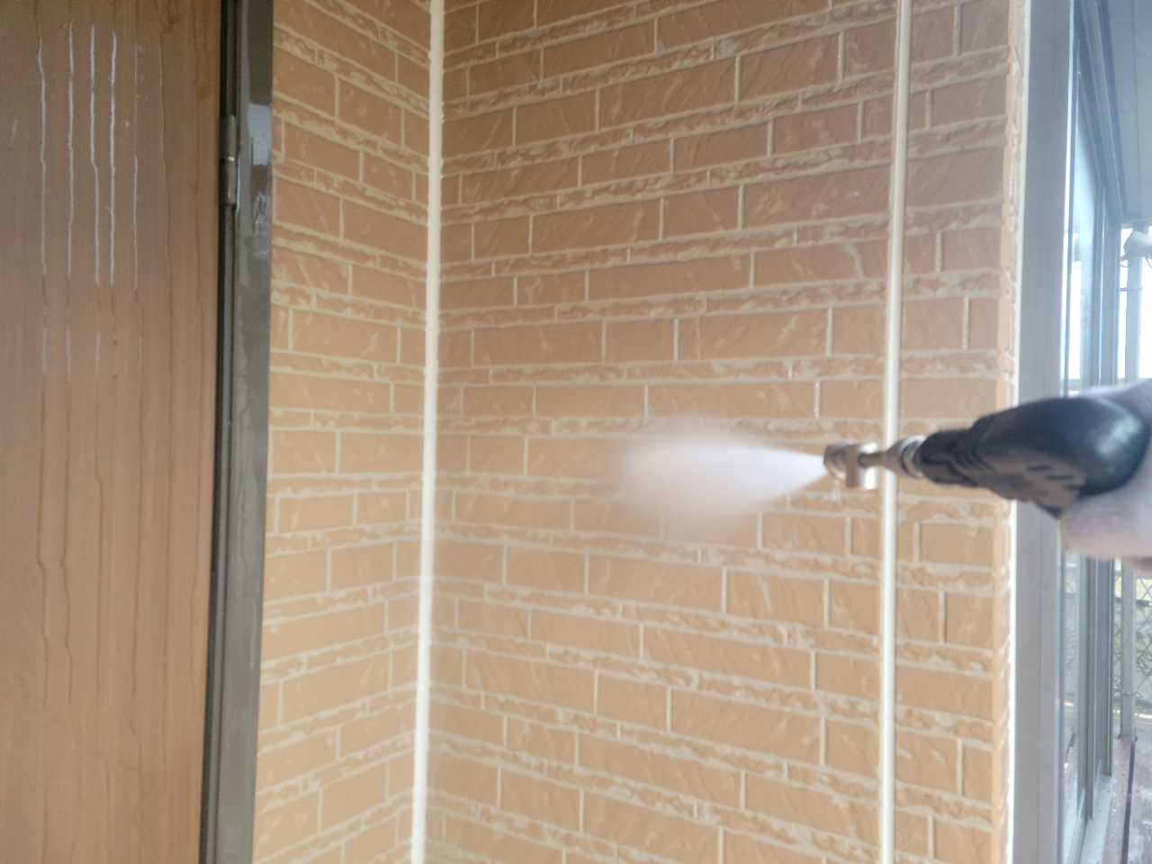 高圧洗浄します。