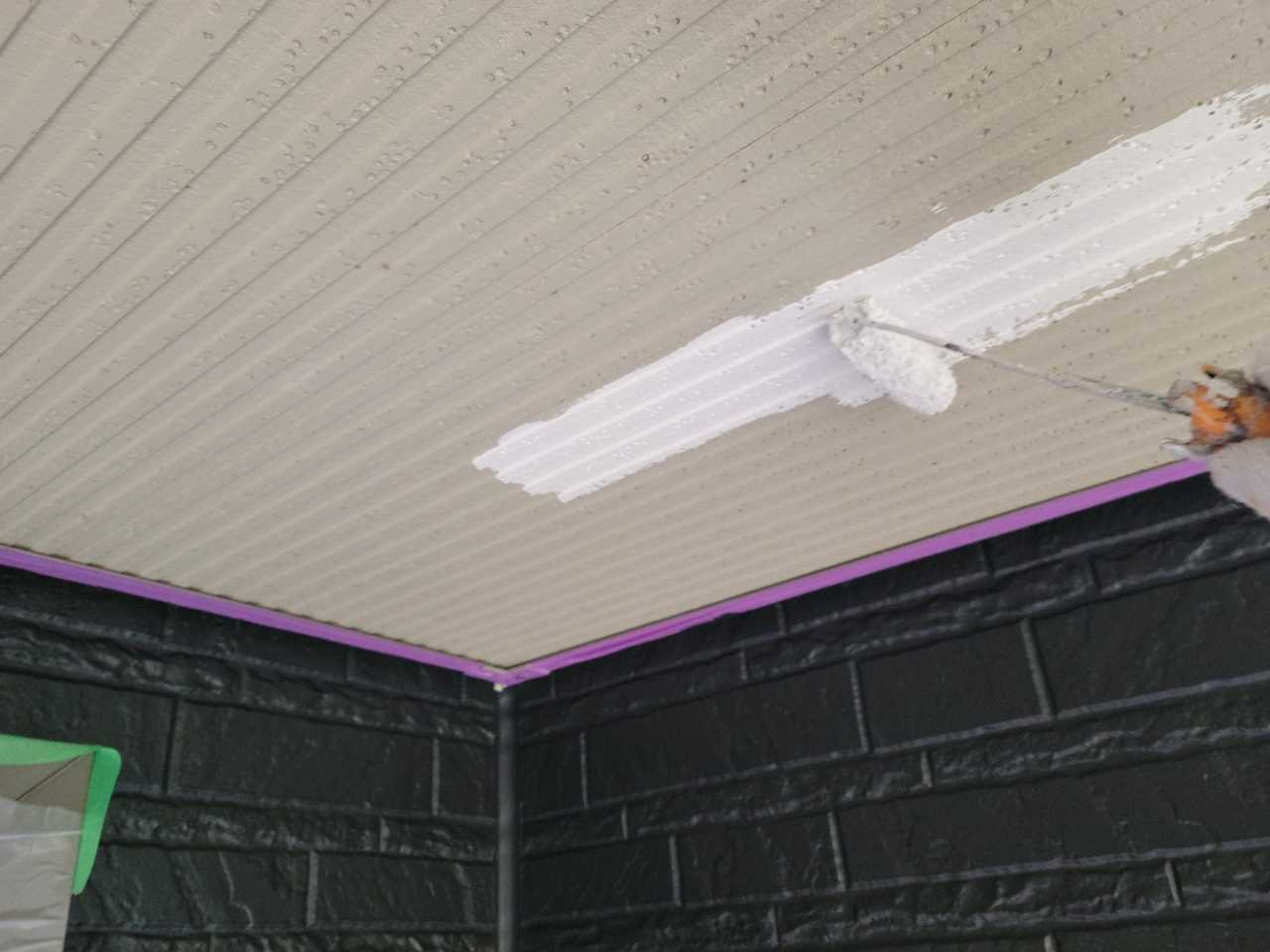 仕上げ塗装1回目です。