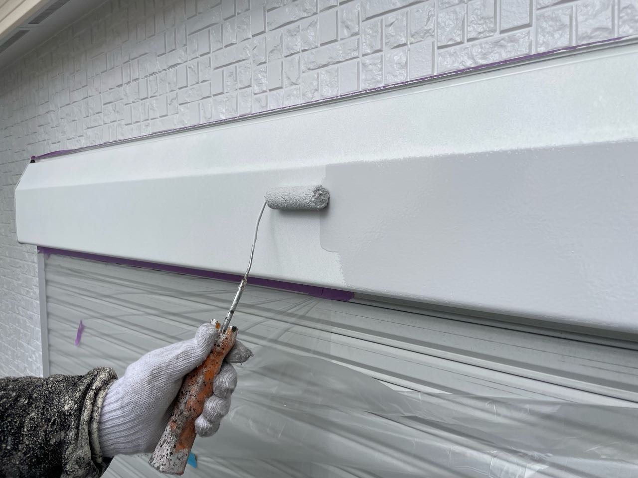 仕上げ塗装1回目です。