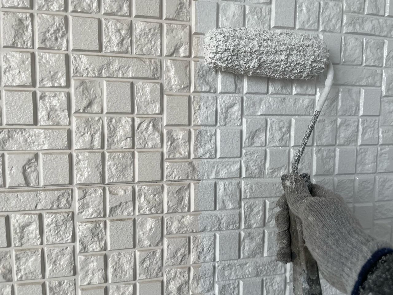 仕上げ塗装1回目です。