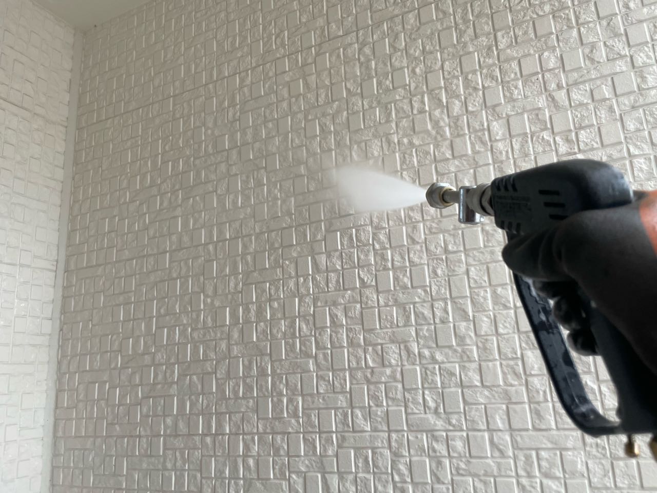 高圧洗浄します。