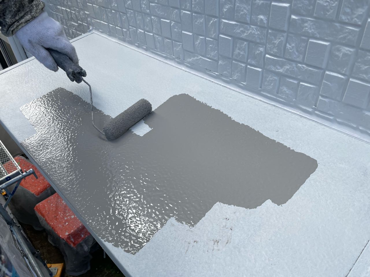 仕上げ塗装1回目です。