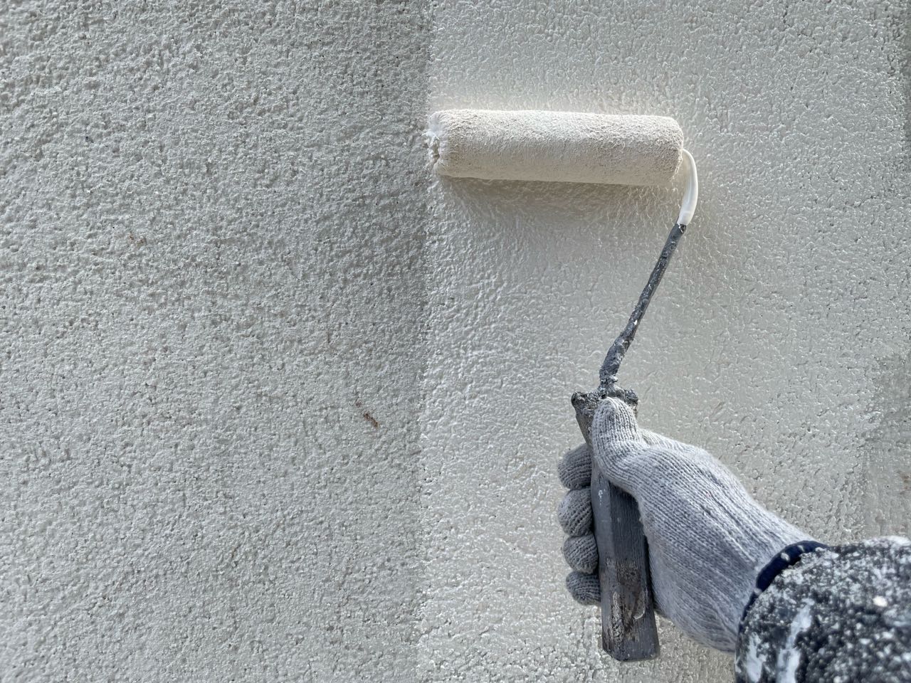 仕上げ塗装1回目です。