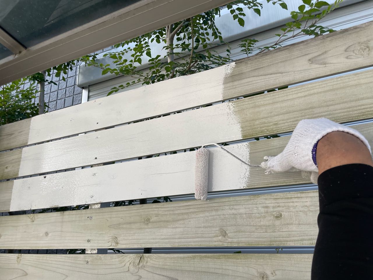 仕上げ塗装1回目です。