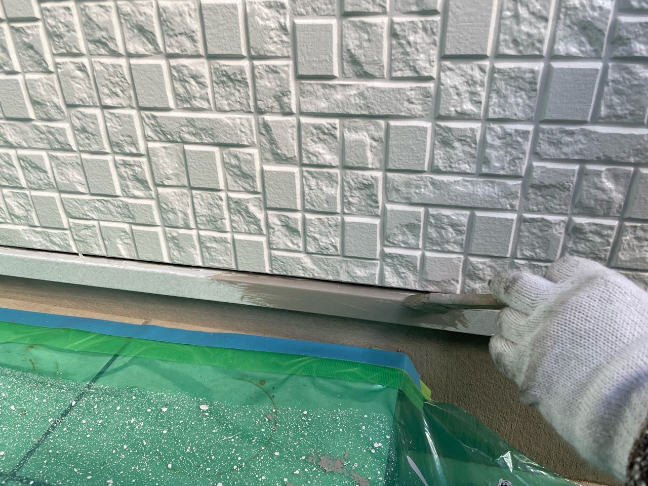 仕上げ塗装1回目です。