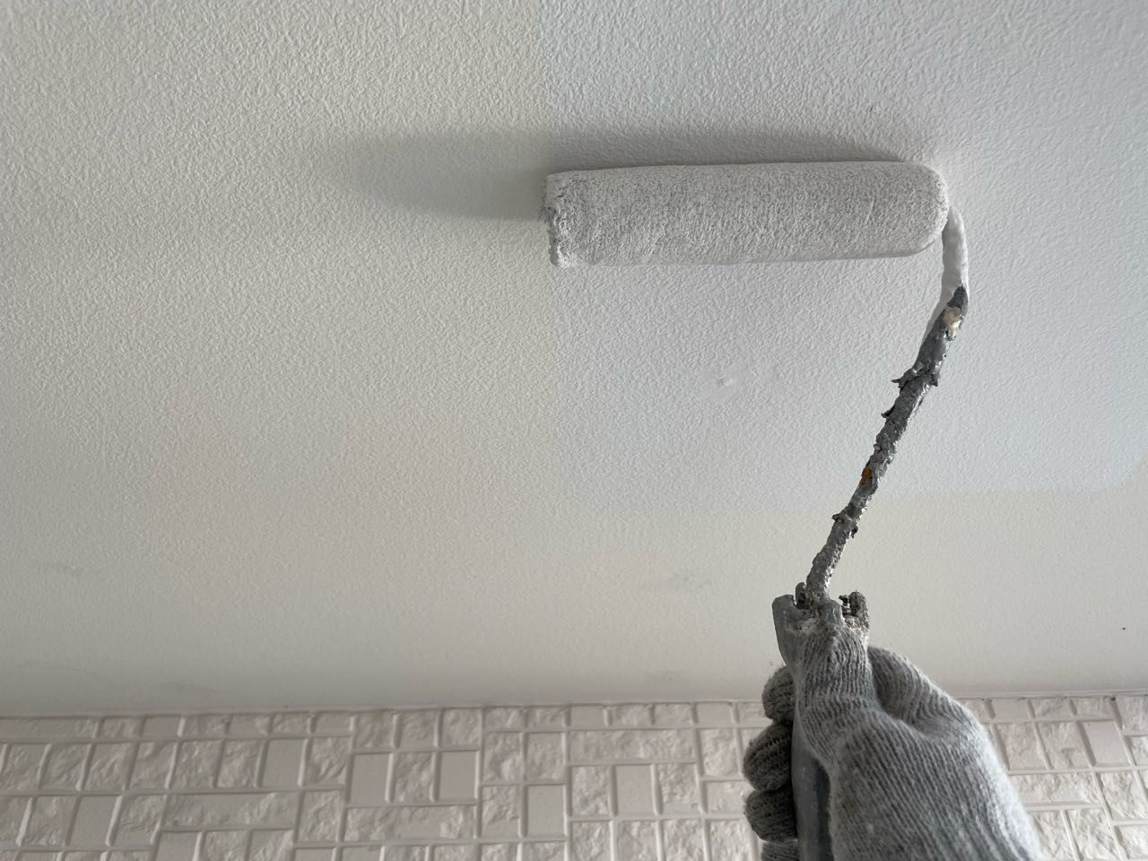 仕上げ塗装1回目です。