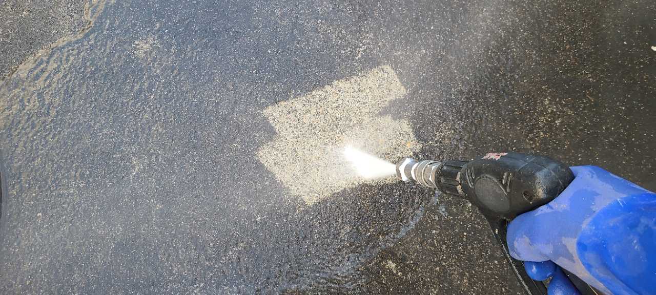 高圧洗浄します。