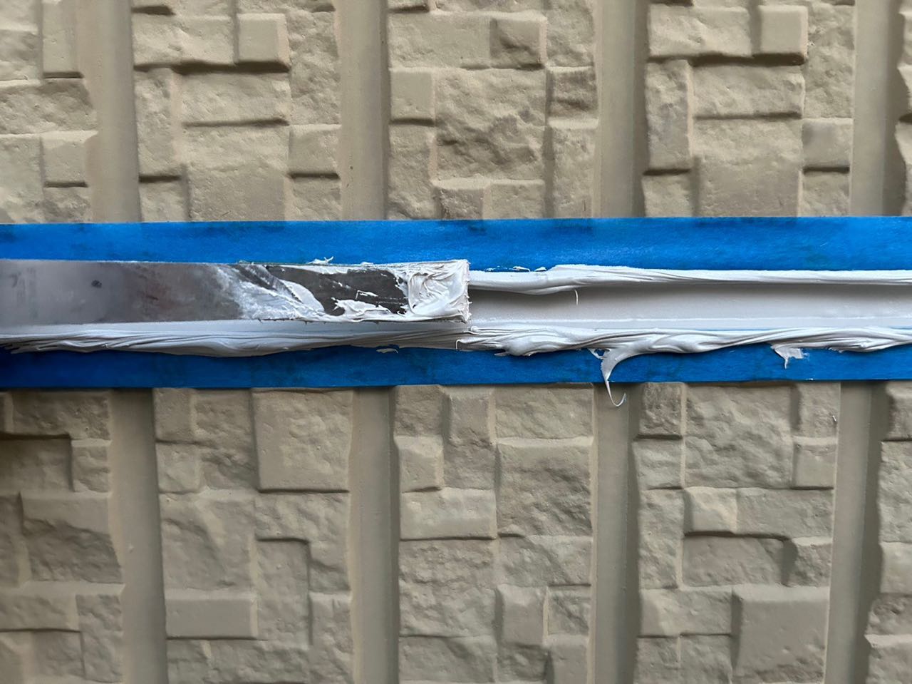 へらで押さえ込みます。