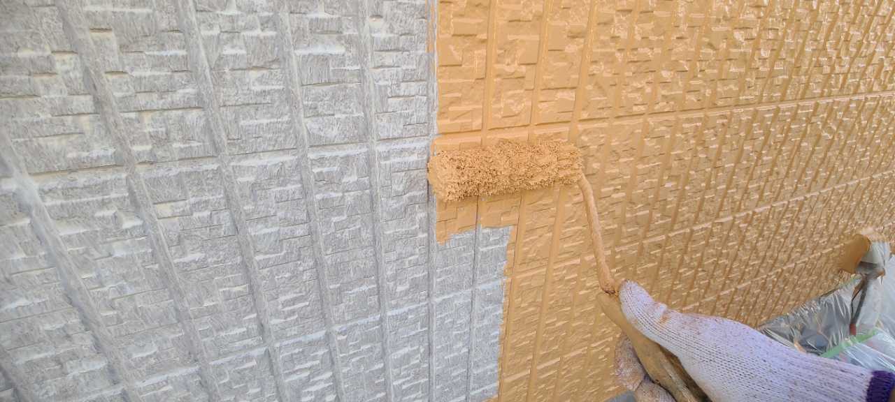 仕上げ塗装1回目です。