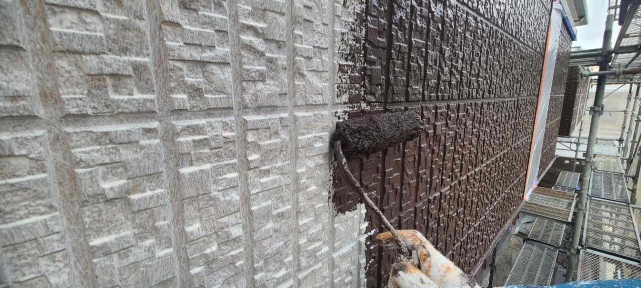 仕上げ塗装1回目です。