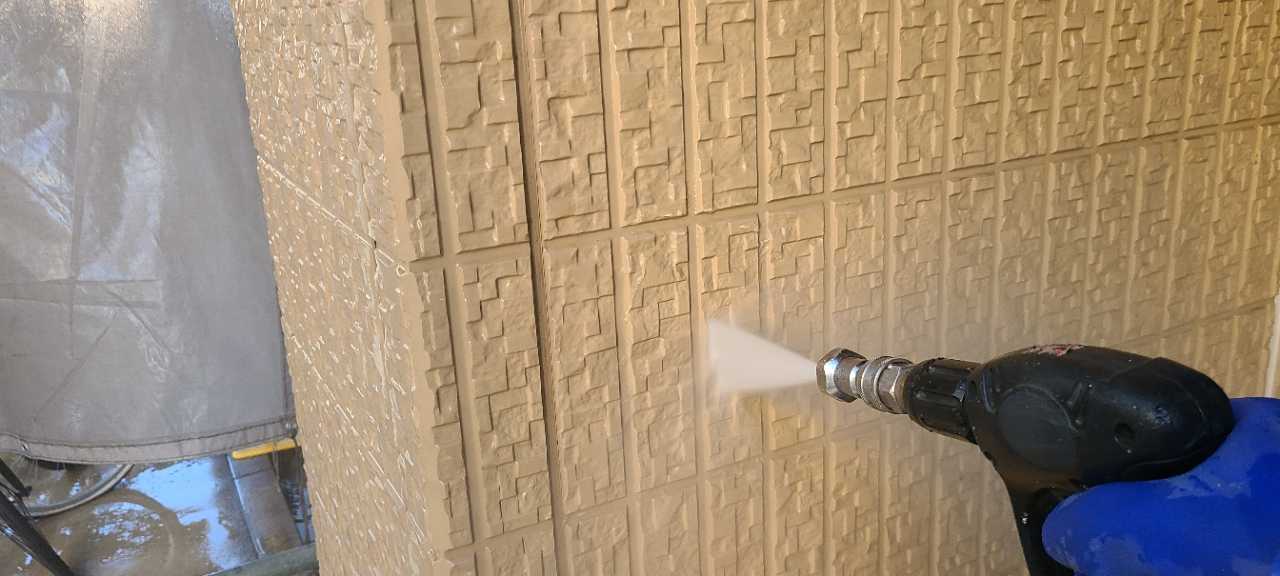 高圧洗浄します。