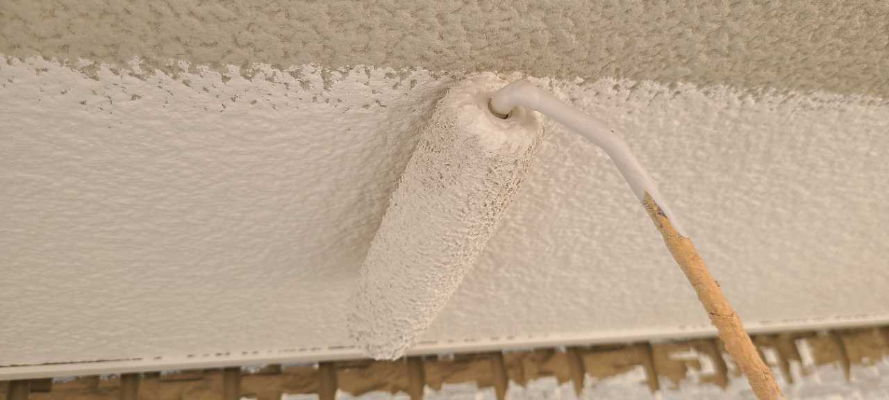 仕上げ塗装1回目です。