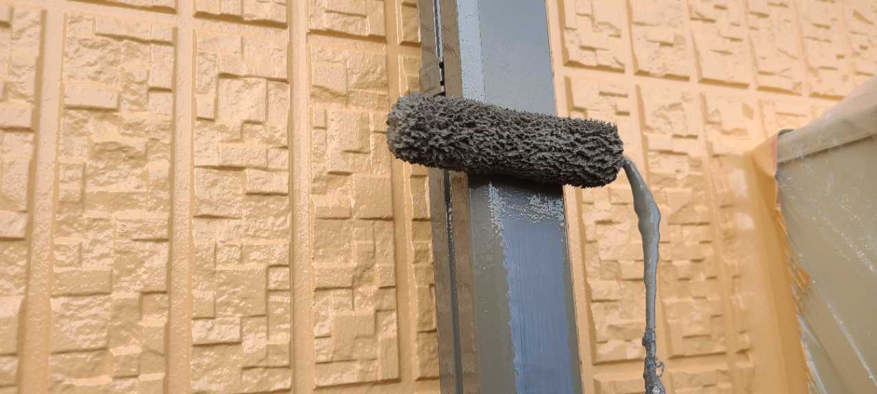 仕上げ塗装1回目です。